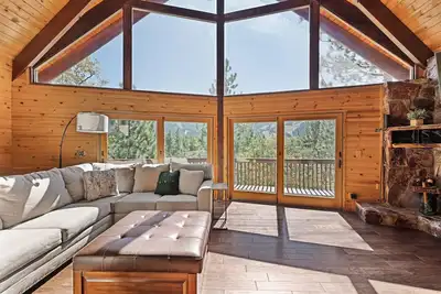 Image de Menlo Treehouse. Guest house, Sauna, Hot Tub and Views!