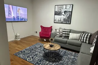 Image de A cozy three bedroom house. . it is 6 minutes drive to Newark airport.