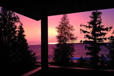 Image de Hidden James retreat on the shoreline of Lake Huron, close to Grotto
