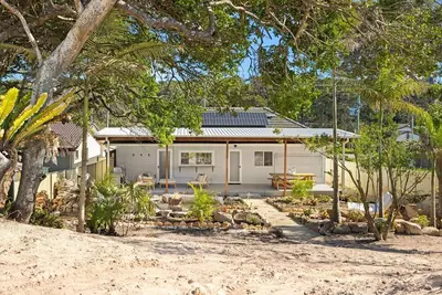 Image de Cute Beach Cottage - Absolute Beach Front.