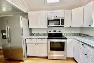 Image de Charming Retreat - Central A/C, Firepit, Walk to Downtown