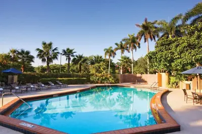 Image de A short drive away from Phillips Park! 2 Contemporary Units! Pool, Pets Allowed!