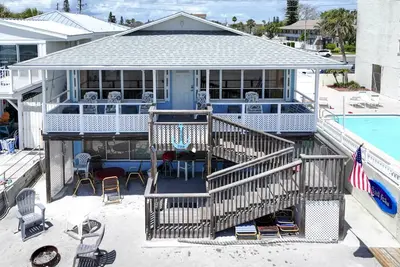 Image de True Beach House Experience! In the Heart of Madeira Beach. Classic, Unique, Very Comfortable.