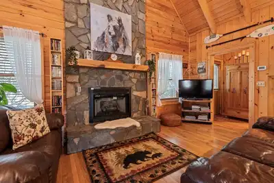 Image de Little Wolf Cabin: Cozy Log Cabin Retreat Amidst Wooded Bliss