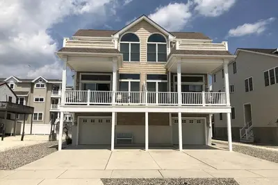 Image de One Block to the Beach and so much more