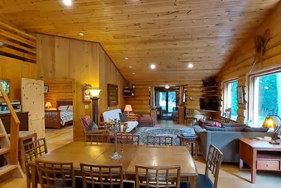 Image de Custom Log Home with 800 ft on Shetland Creek