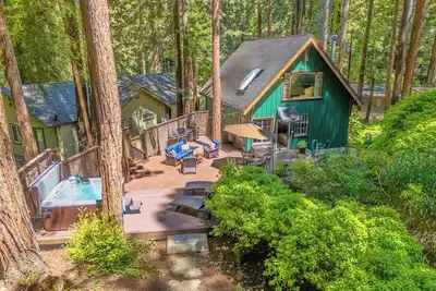 Image de Fern Woods-Enchanting Redwood Cabin- Redwoods-Sprawling Decks! HtTb/WiFi/Pup