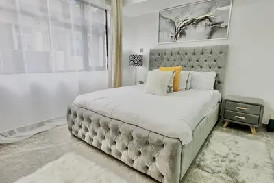 Image de Luxurious one bedroom one minute walk to Carrefour, secure neighborhood