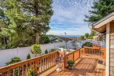 Image de Watch Whales, Walk to Depoe Bay from this Two-Story Home with King Suite
