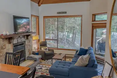 Image de Bright Creekside 2br-Walk to Creekside Gondola, Fireplace & Free Parking.