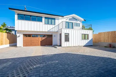 Image de Brand new 3 bedroom 2-1/2 bath modern farmhouse style beach house.