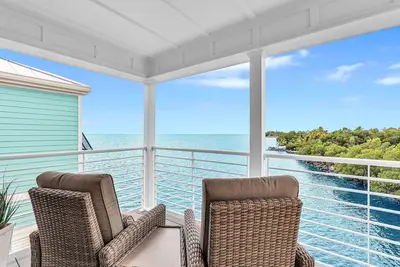 Image de Enjoy the sunrise from the deck of this 2 bedroom, 2 bath home.
