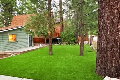 Image de Walk to Snow Play/Sledding. 4 Minutes to Ski Resort. Large Backyard + Firepit.