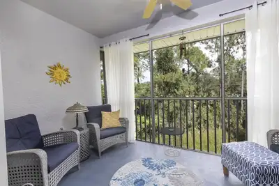 Image de Spacious 3-bed, 2-bath condo fully furnished, minutes from downtown and beaches.