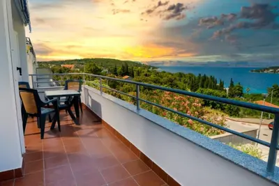 Image de Central Gem: Sea-View Hideaway + Parking