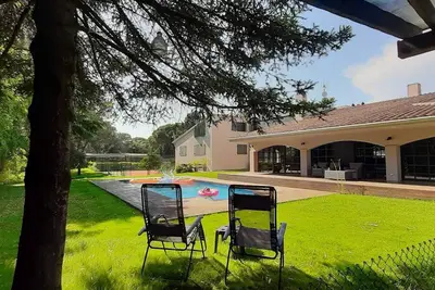 Image de Luxury Villa in Costa Brava with Private Pool, Tennis Court, and Sauna\n