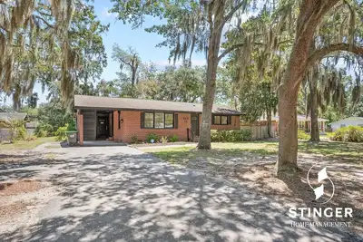 Image de 10 min to Parris Island - Pet friendly Retreat w/ Yard & 1-1 Guest House