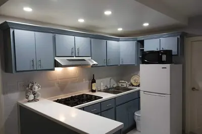 Image de Nice Comfortable Apartment. Disconnect from your worries in this & serene space!