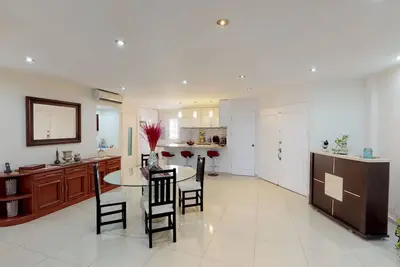 Image de Completely Remodeled Beachfront Apartment