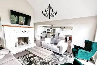 Image de Stunning Home With Amazing Views Near The City