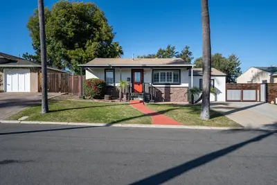 Image de Cozy Mid-Century Charmer - Huge Backyard - Firepit