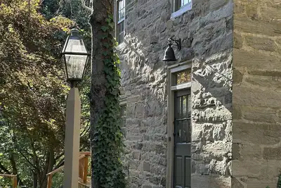 Image de Ironmaster Mansion — 1700's historic stone guest house with creek view