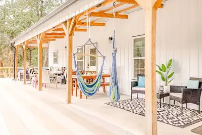 Image de 4+ Guest ~ 1br & 1ba, Comfy Lake Gem: Hot Tub, Beach Access, Games, & more