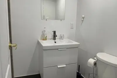 Image de Fully Furnished Brand-New Basement Studio with High Accessibility