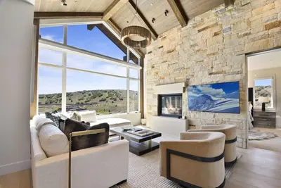Image de Luxurious Tuhaye Home with Modern Interior, Mountain Views