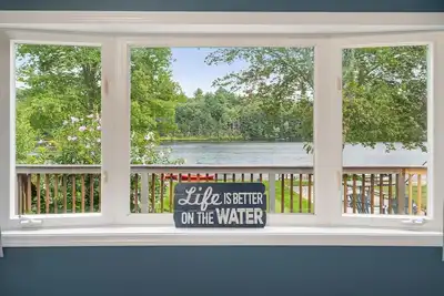 Image de Fully Renovated all season lakefront Home with beautiful views all year round!