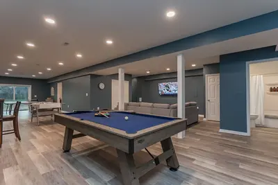 Image de Epic ~ Game Room, Hot Tub, Firepit, Bbq ~ 7 min to Shenandoah National Park