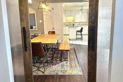 Image de Comfortable home with guest house and pool.