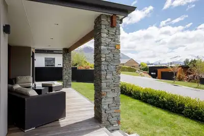 Image de Modern family home with mountain views