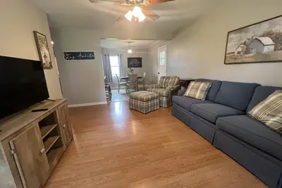 Image de Town Street Retreat is centrally located to all Rogersville has to offer.