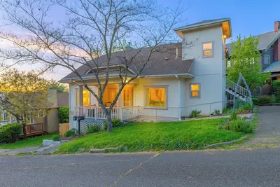 Image de 5 min walk to downtown! Newly renovated with original hardwoods and clawfoot tub