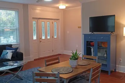 Image de Cozy Suburban Nest! 20 minutes to Downtown & Clifton. Easily enjoy the City!