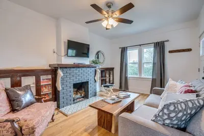 Image de 1926 Historic Duplex | Near U of A | 1 Br & 1 Ba