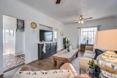 Image de 1926 Original Firehouse | Close to U of A | Loft