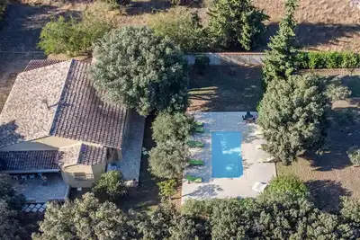 Villa de plain-pied avec jardin clos et piscine