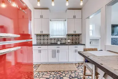 Image de 1926 Historic Stunner / Walk to U of A / 2 Br 1 Ba