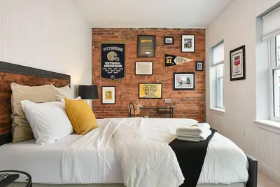 Image de ★ HostWise Stays ★ Charming Lawrenceville · Industrial Vibes - Walkable