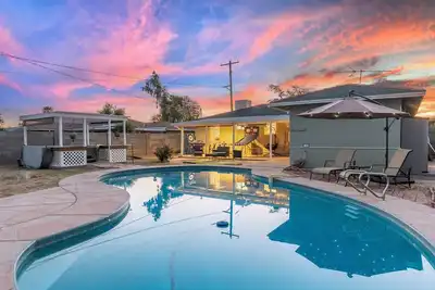 Image de Pool~Hot Tub~King Bed~Yard Games~Close to Dt