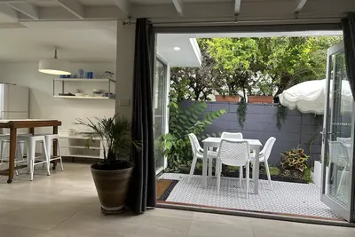 Image de Mermaid Beach Pet-Friendly Cottage - walk to the beach, cafes, and woollies.