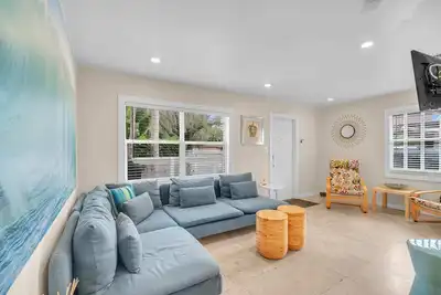Image de Grove Bay Bungalow 2/2 | Gated Cottage Walk to Bay