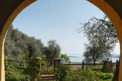 Image de Familienfreundliches Apartment mit Pool, garten und Seeblick. haustierfreundlich