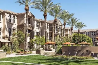 Image de Your Gateway to Scottsdale's Wonders: Elegant Suites Await! Paws Friendly, Pool