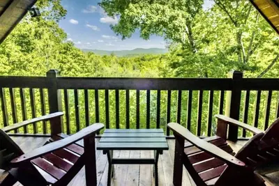 Image de Blue Ridge Cabin with Views, fireplace, hot tub, pool table, and foosball.