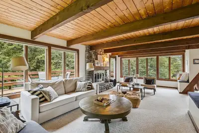 Image de Ashwood Chalet: 3 br, pool table, fireplace, deck & balcony, in Stowe Hollow
