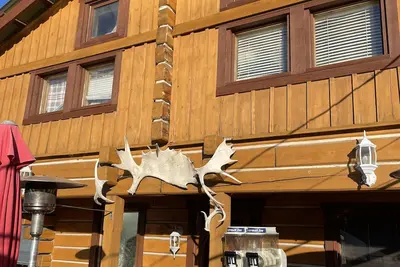 Image de Log cabin with large deck and 6 person hot tub