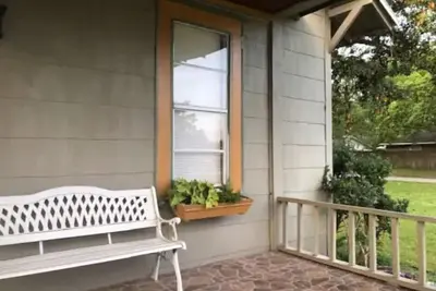 Image de Large, homey, colonial-style near river and marina and downtown Jacksonville \n\n